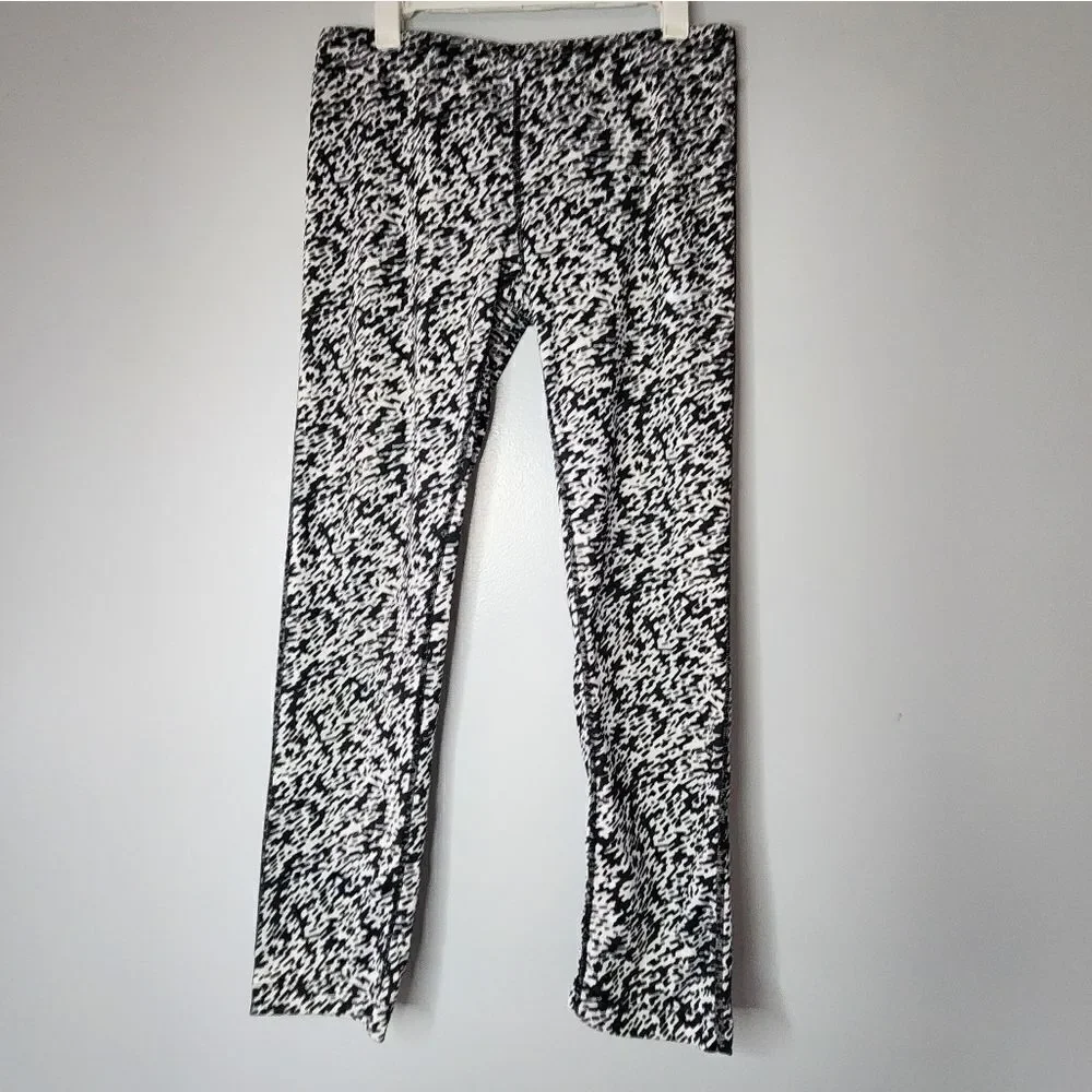 Nike Dri-Fit Womens Size Small White Black Abstract Capri Leggings
